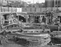 40796 Gezicht op de werkzaamheden ten behoeve van de verbreding van de Viebrug over de Oudegracht te Utrecht: stellen ...